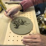 （柏市　陶芸教室　ひまわり会）　毎回作品を制作します。